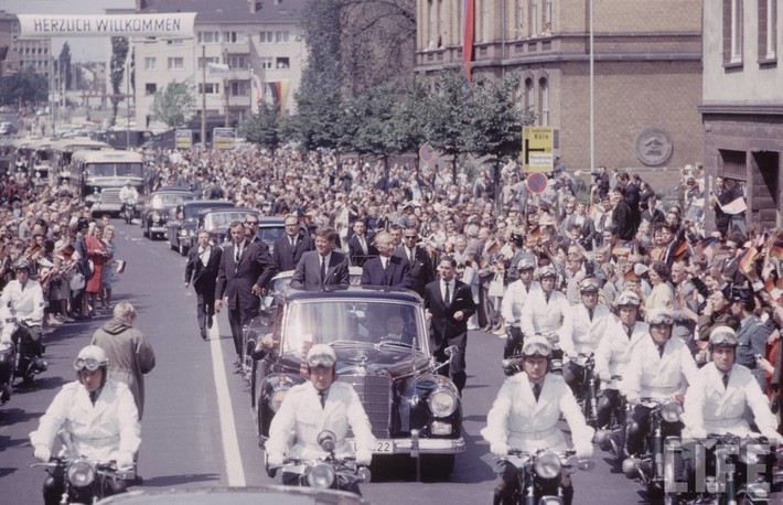 Kennedy mit Motorradeskorte im Pullmann-Landaulet